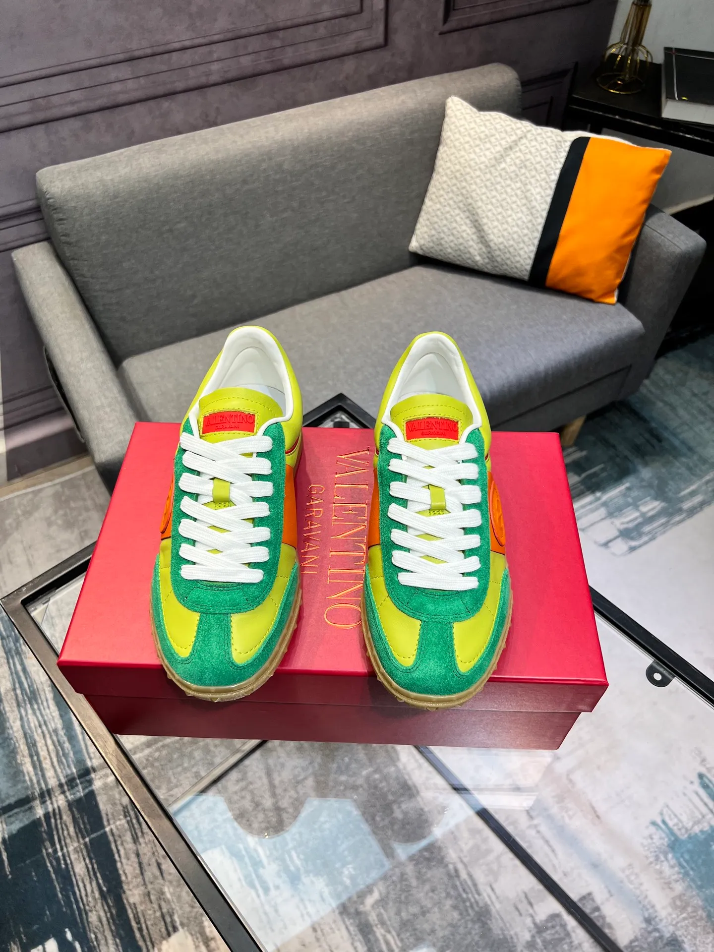 Men's shoes 💰620 👉🌹🌹VALENTINO counter synchronized new low-top casual sports shoes 👍Professional and high-end, perfect replica, first-class quality! 👍All made of original 1:1 materials, exclusive mold opening! 👍High mercerized cowhide fabric 👍TPU outsole, comfortable and wear-resistant, brand injection insole, 👍Full set of high-end counter packaging 👍All details are customized with 1:1 mold, striving for perfection! 👍Couple style female 35-41, male 38-46 (female 41, male 45 46 customized)